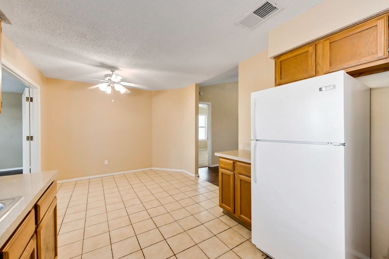 Photo 8 of 25 - 419 Thorn Wood Dr, Euless, TX 76039