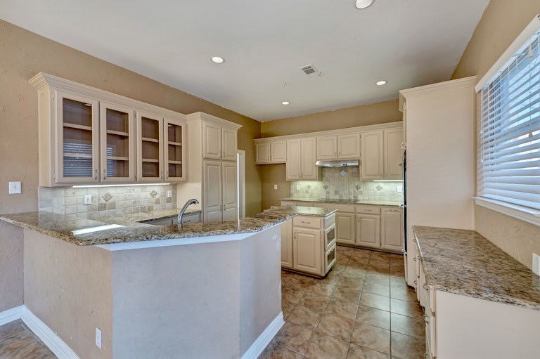 Photo 5 of 24 - 2809 Kingswood Dr, Grapevine, TX 76051