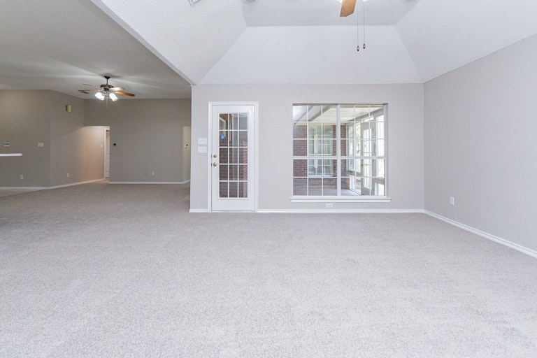 Photo 14 of 25 - 10170 Meadowcrest Dr, Benbrook, TX 76126