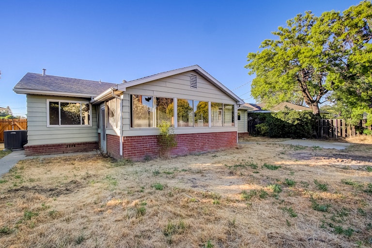 Photo 8 of 23 - 541 W D St S, Dixon, CA 95620