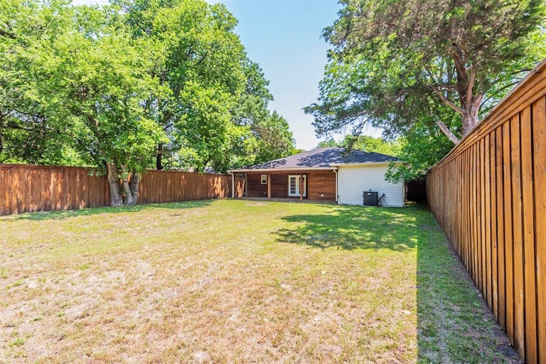 Photo 4 of 33 - 4165 Doyle Ln, Lancaster, TX 75134