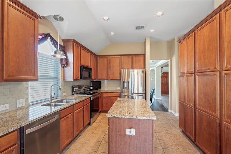 Photo 10 of 39 - 318 Fort Edward Dr, Arlington, TX 76002
