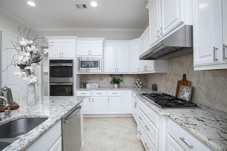 Photo 19 of 48 - 6339 Windermere Park Ln, Sugar Land, TX 77479