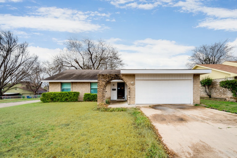Photo 1 of 29 - 402 Meadowhill Dr, Garland, TX 75043