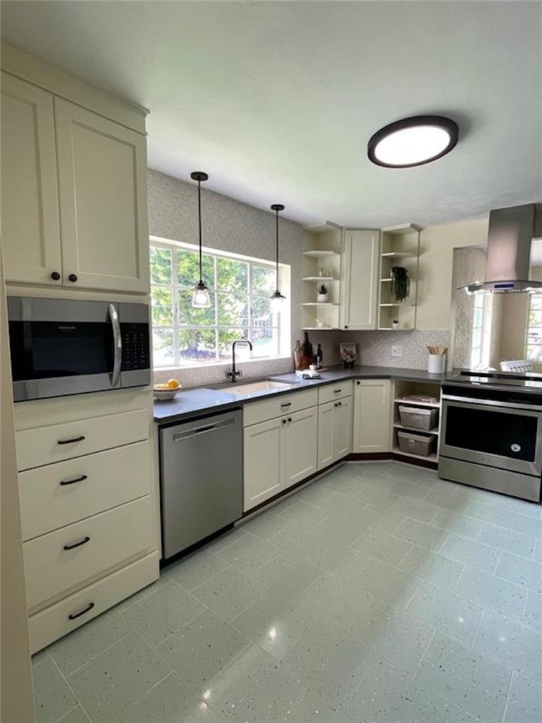 Photo 19 of 64 - 1201 E Henry Ave, Tampa, FL 33604