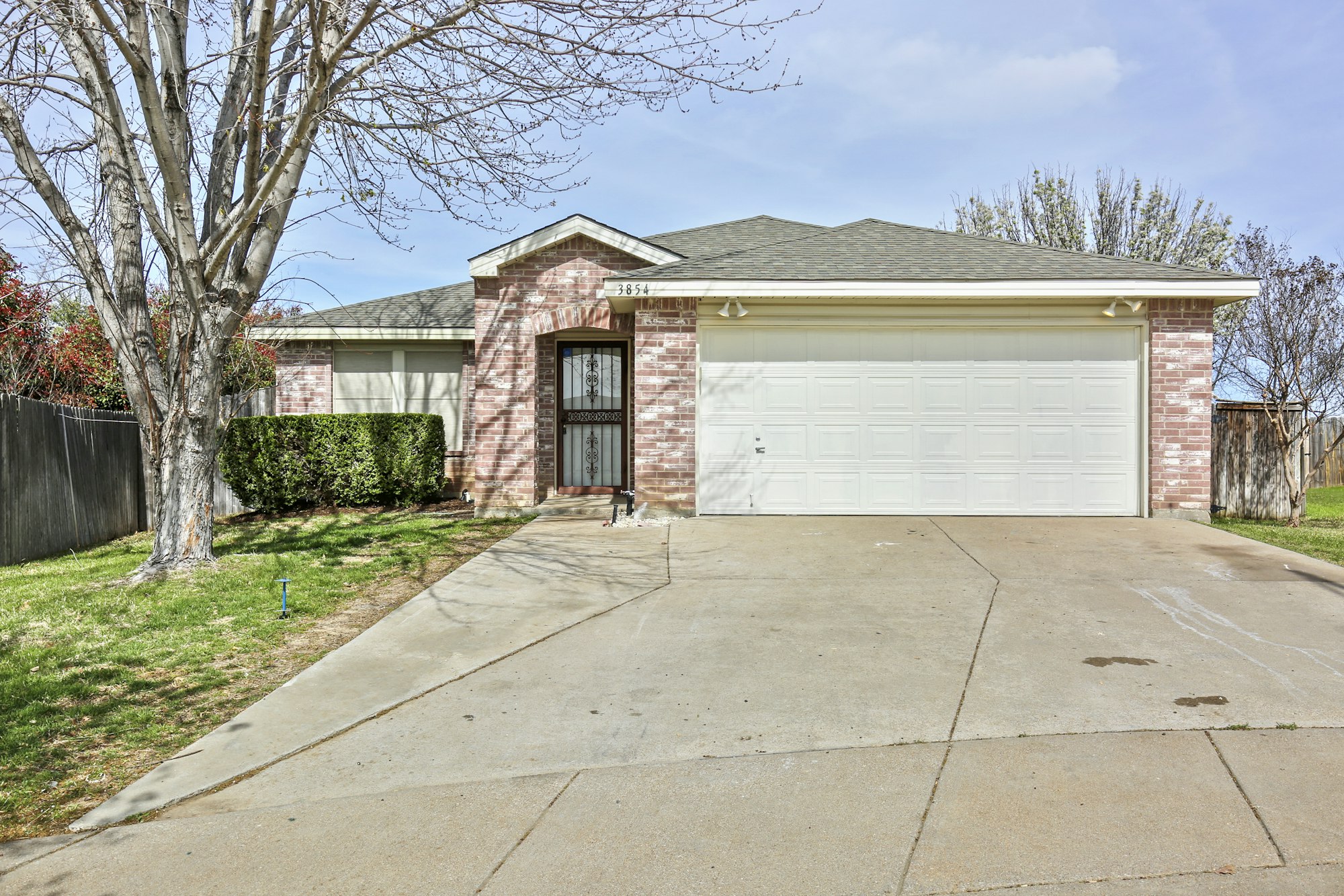 Photo 1 of 28 - 3854 Steeplechase Dr, Fort Worth, TX 76123