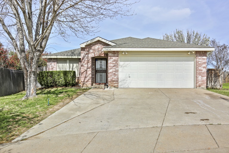 Photo 1 of 28 - 3854 Steeplechase Dr, Fort Worth, TX 76123