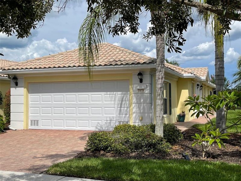 Photo 1 of 33 - 5979 Benevento Dr, Sarasota, FL 34238
