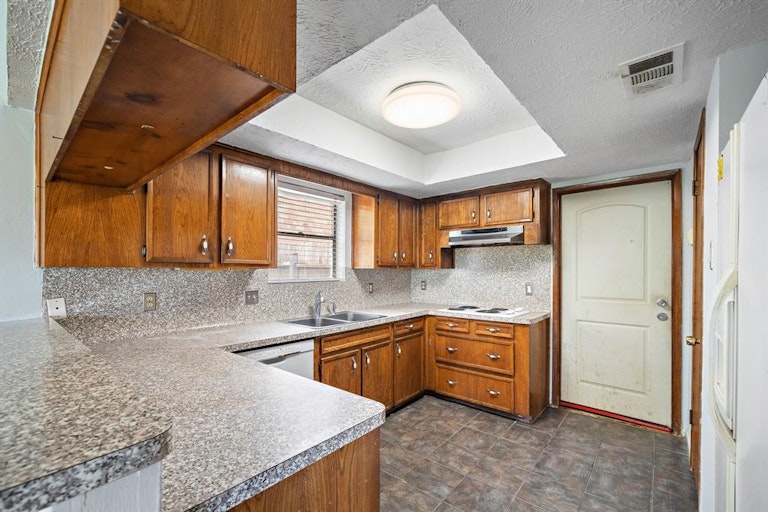Photo 8 of 20 - 2518 Sage Brush Ln, Sugar Land, TX 77479
