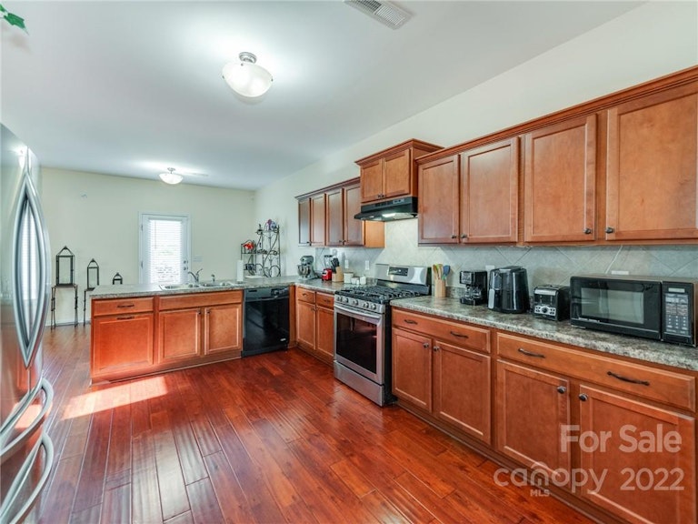 Photo 16 of 39 - 8112 Dumphries Dr, Huntersville, NC 28078