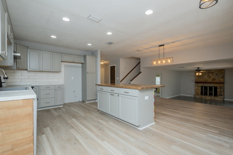 Photo 10 of 37 - 3909 Rosedale Dr, Brandon, FL 33511