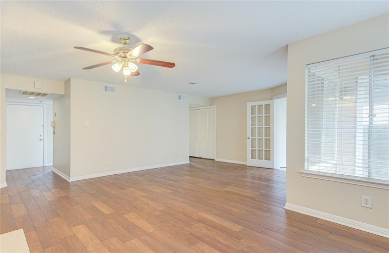Photo 23 of 37 - 12200 Overbrook Ln #31A, Houston, TX 77077