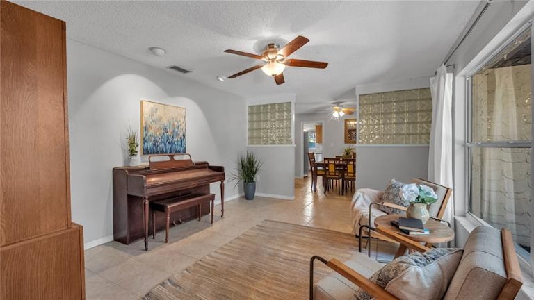 Photo 3 of 38 - 158 Oak Sq S, Lakeland, FL 33813