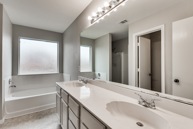 Photo 4 of 24 - 2909 Victorian Forest Dr, Dallas, TX 75227