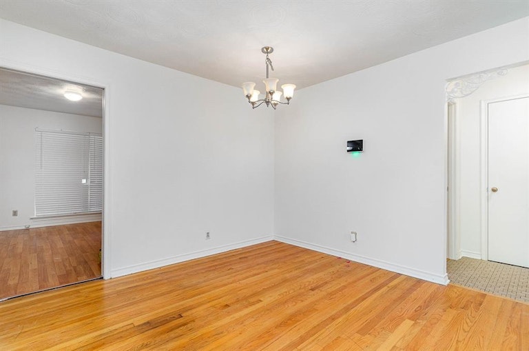 Photo 5 of 24 - 1036 Oxbow Ln, Dallas, TX 75241