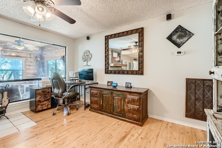 Photo 11 of 38 - 1122 Crescent Hill Dr, San Antonio, TX 78253