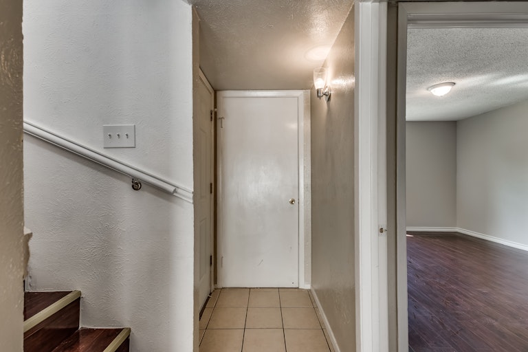 Photo 4 of 21 - 509 Valley Park Dr, Garland, TX 75043
