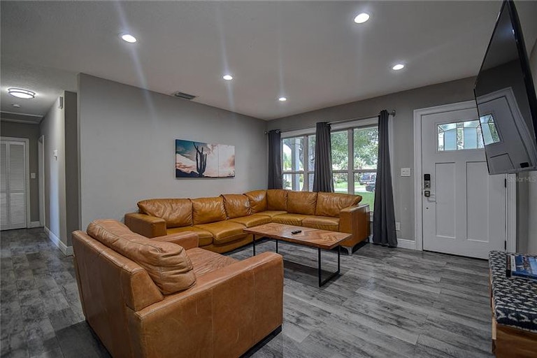 Photo 4 of 25 - 1625 Madrid Dr, Largo, FL 33778