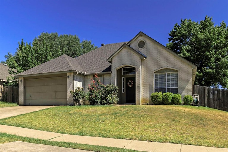 Photo 2 of 26 - 915 Felicia Ln, Arlington, TX 76017