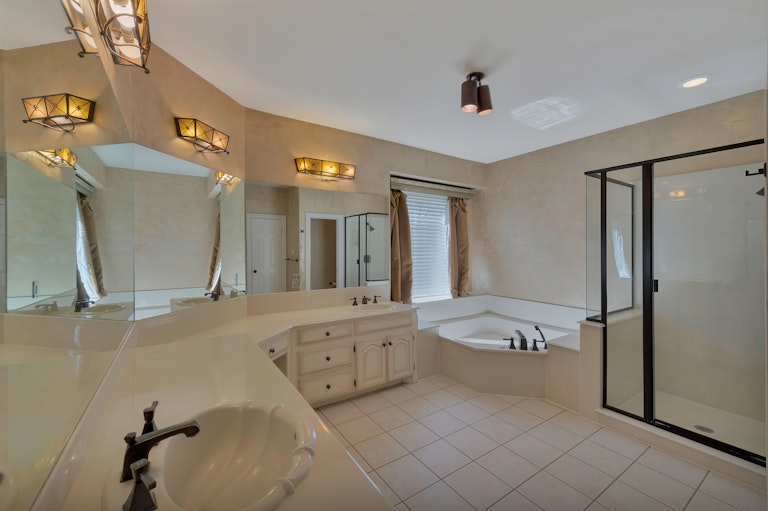 Photo 22 of 38 - 5705 Pleasant Run Rd, Colleyville, TX 76034