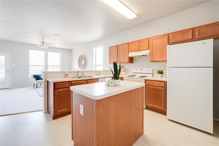 Photo 8 of 25 - 9873 Sparrow Hawk Ln, Fort Worth, TX 76108