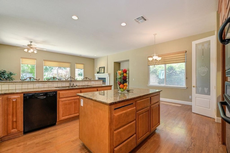 Photo 11 of 35 - 712 Grandview Dr, Auburn, CA 95603