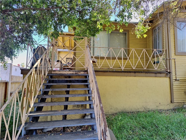 Photo 2 of 16 - 2384 Norwalk Ave, Los Angeles, CA 90041