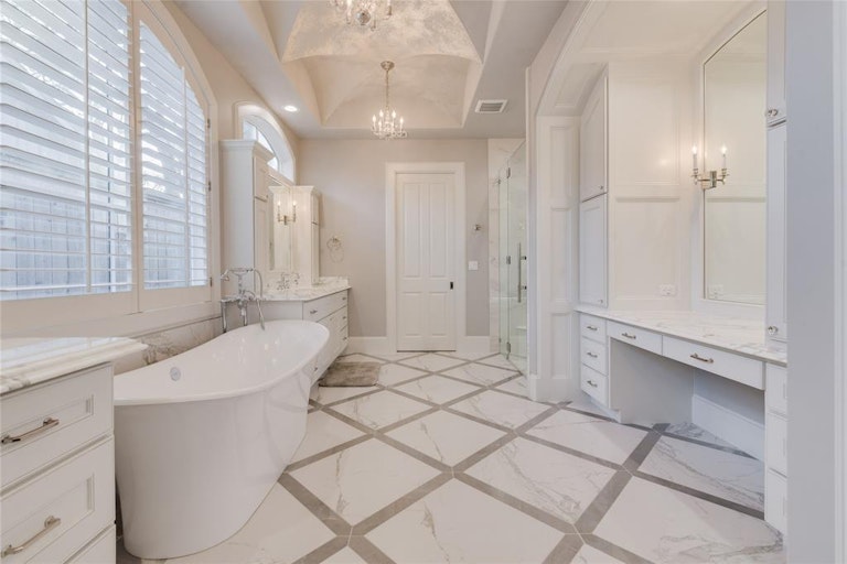 Photo 7 of 9 - 635 Cherrybark Ln, Houston, TX 77079