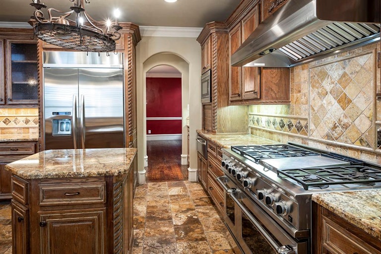 Photo 3 of 40 - 6624 Sondra Dr, Dallas, TX 75214
