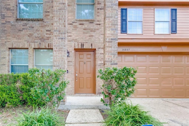 Photo 2 of 18 - 16807 Mission Ridge Ln, Houston, TX 77073