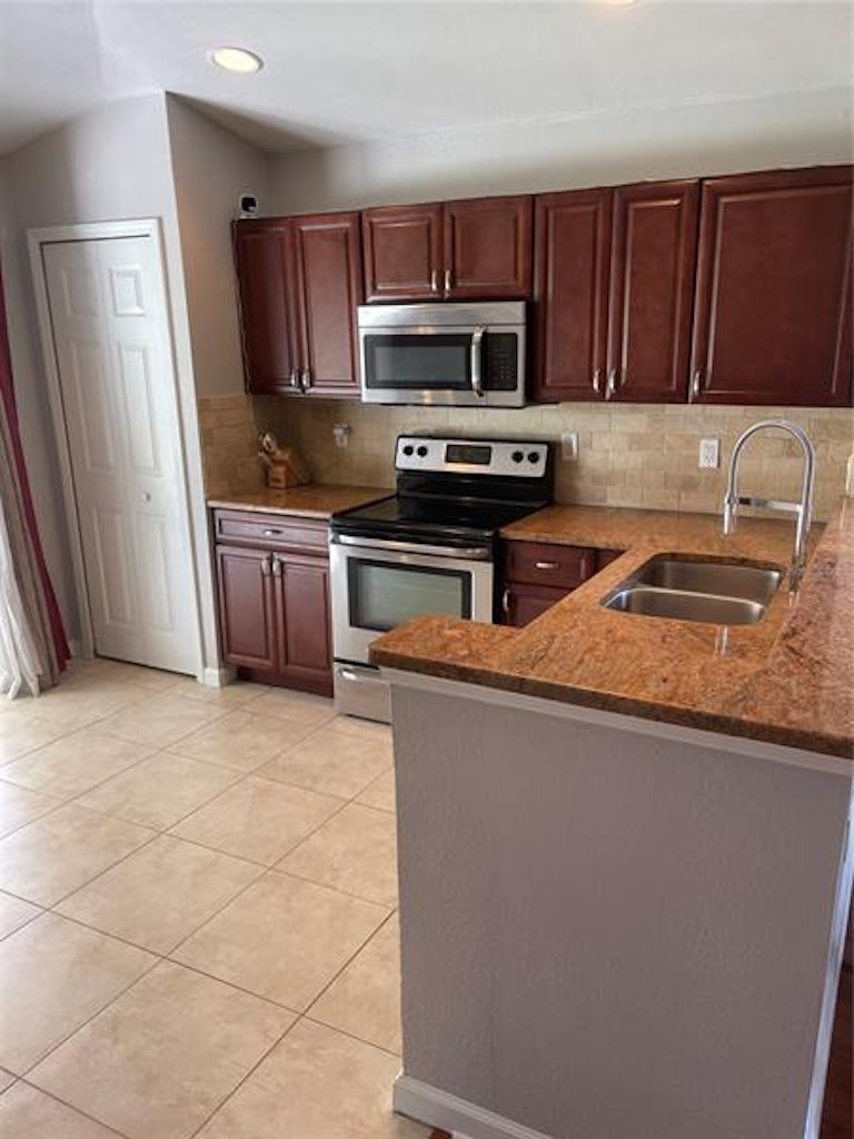 Photo 15 of 30 - 11603 Hammocks Glade Dr, Riverview, FL 33569