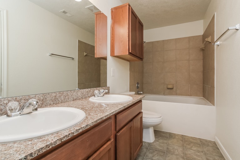 Photo 26 of 28 - 16611 Burnell Oaks Ln, Houston, TX 77090