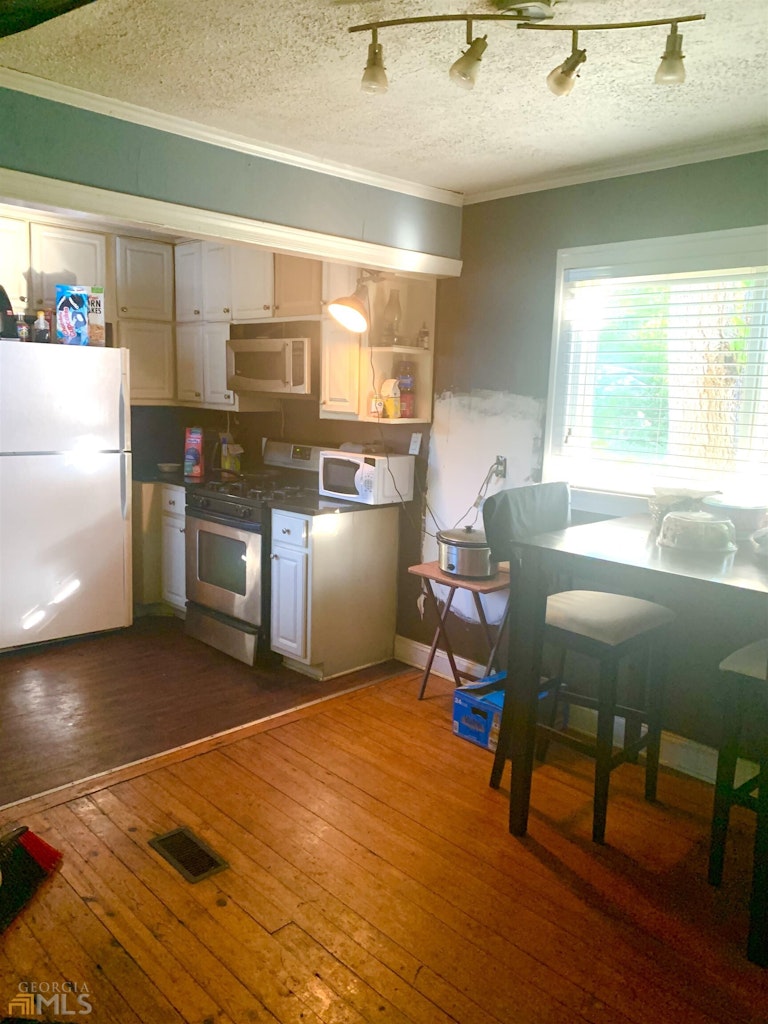 Photo 5 of 12 - 1876 Connally Dr, Atlanta, GA 30344