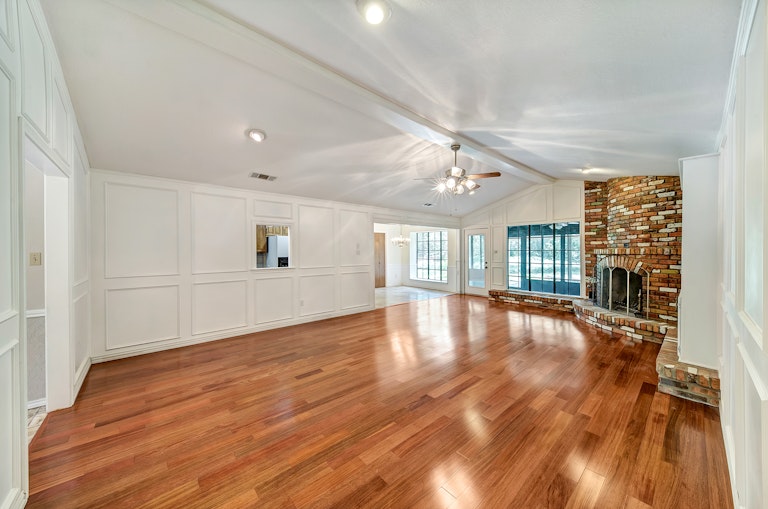 Photo 12 of 32 - 2233 Stafford Dr, Arlington, TX 76012