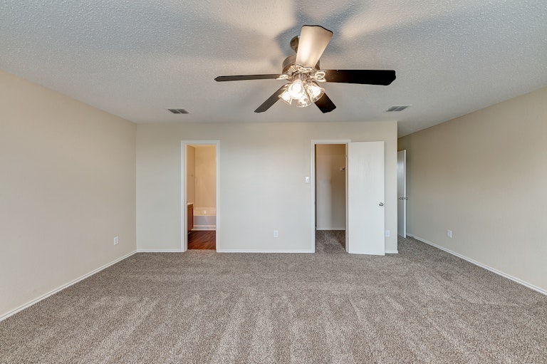Photo 17 of 26 - 740 Tuscany Trl, Fort Worth, TX 76179