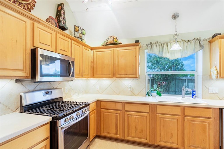 Photo 8 of 25 - 21526 Sapphire Ct, Katy, TX 77449