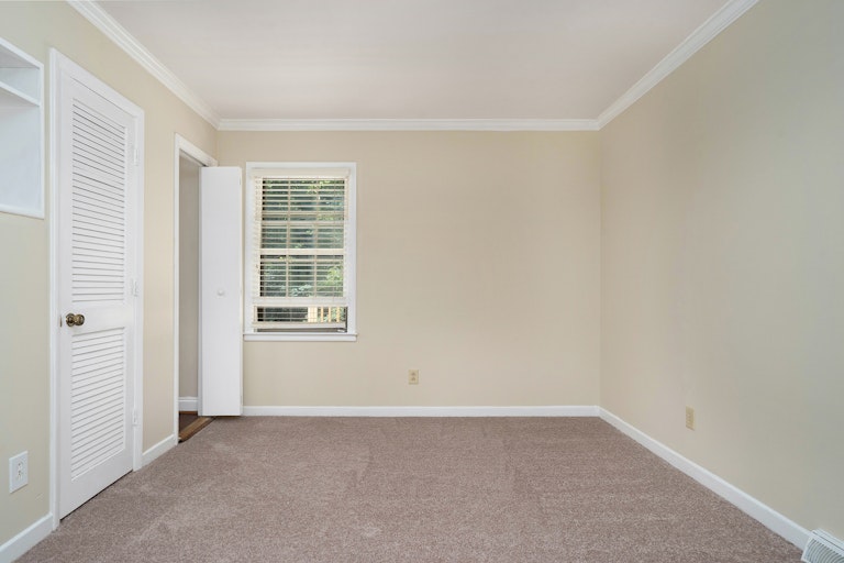 Photo 6 of 21 - 8433 Dunsinane Dr, Charlotte, NC 28227
