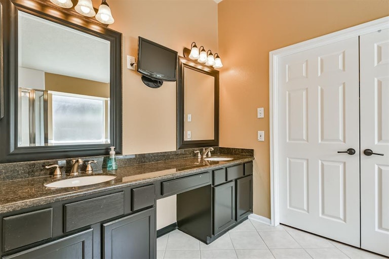 Photo 29 of 41 - 3111 Genessee Creek Ln, Friendswood, TX 77546