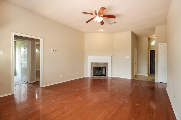 Photo 9 of 25 - 1902 Holly Springs Dr, Taylor, TX 76574