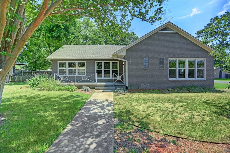 Photo 27 of 28 - 810 N Main St, Elgin, TX 78621