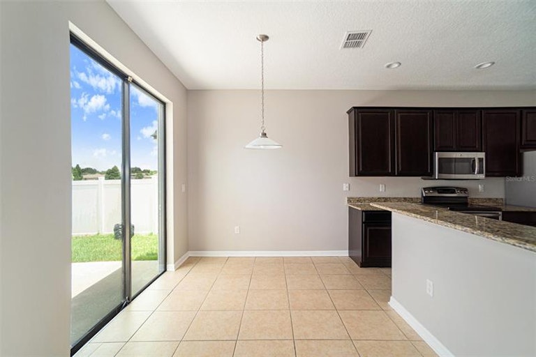 Photo 5 of 14 - 2220 50th Street Cir E, Palmetto, FL 34221