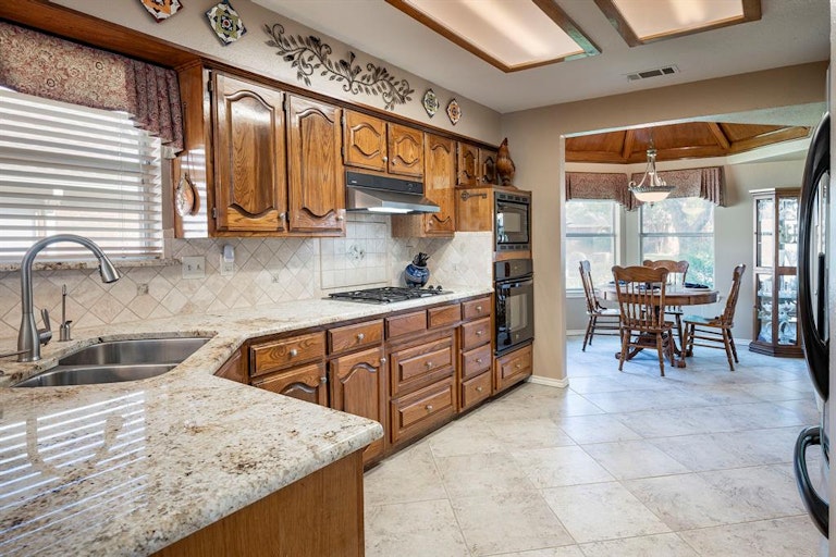 Photo 7 of 24 - 2206 Timberline Dr, Carrollton, TX 75007
