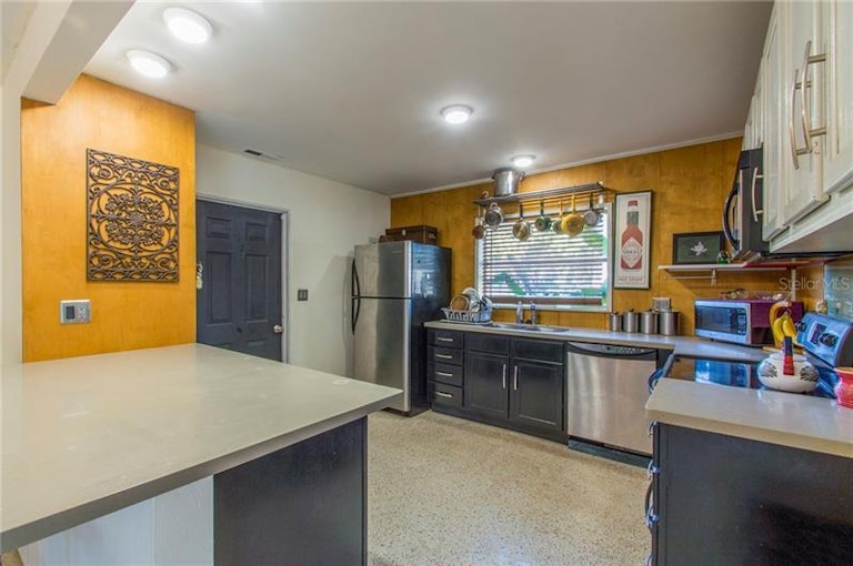 Photo 5 of 19 - 5690 Dr Martin Luther King Jr St S, Saint Petersburg, FL 33705