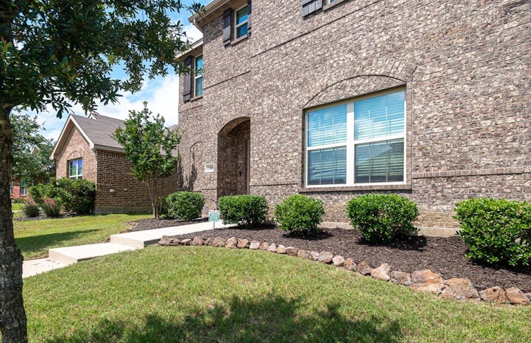 Photo 4 of 29 - 1300 Honeywood Ln, Royse City, TX 75189