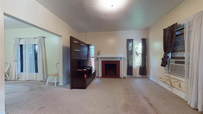 Photo 7 of 28 - 4106 Lamar St, Houston, TX 77023