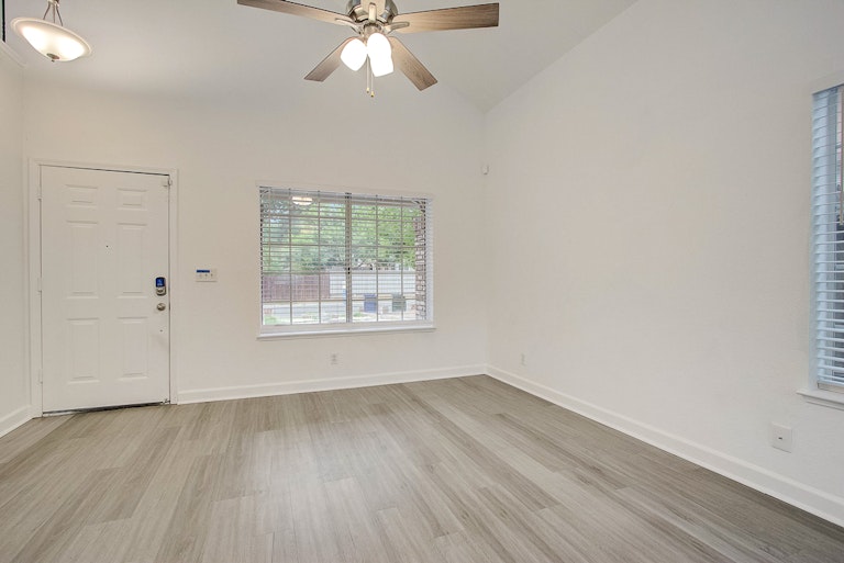 Photo 14 of 35 - 4052 Tawny Meadow Way, Antelope, CA 95843