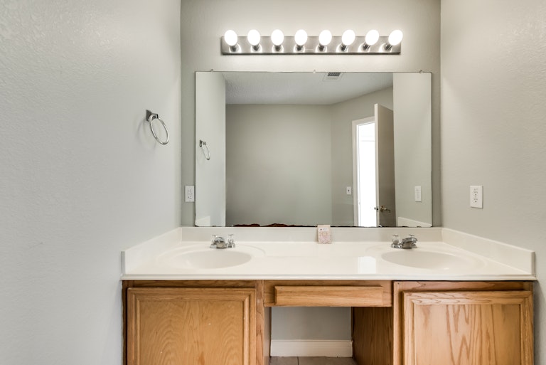 Photo 19 of 32 - 203 Piccadilly Cir, Wylie, TX 75098