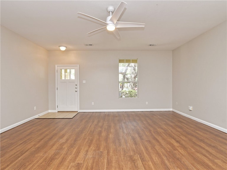 Photo 7 of 40 - 2116 Amur Dr, Austin, TX 78745