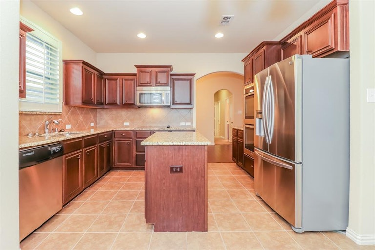 Photo 7 of 25 - 1629 Signature Dr, Weatherford, TX 76087