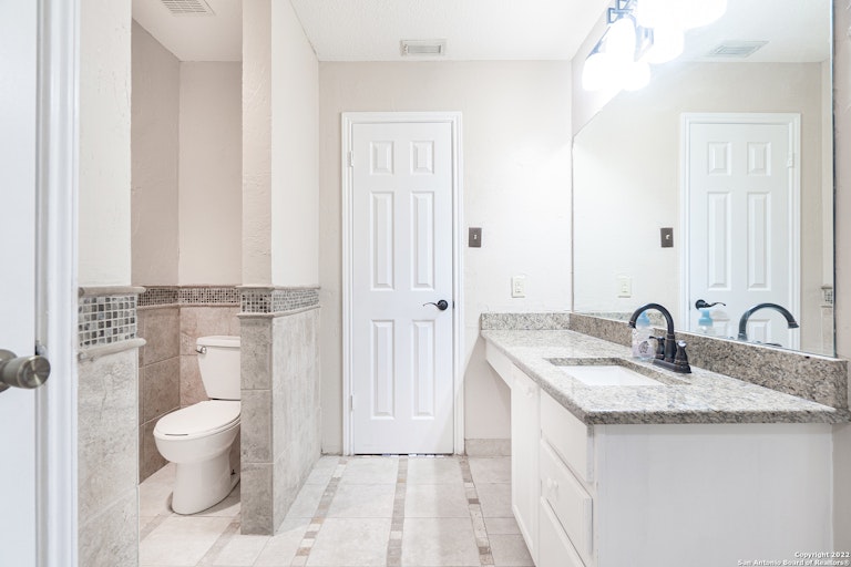 Photo 23 of 51 - 10935 Hamlen Park Dr S, San Antonio, TX 78249